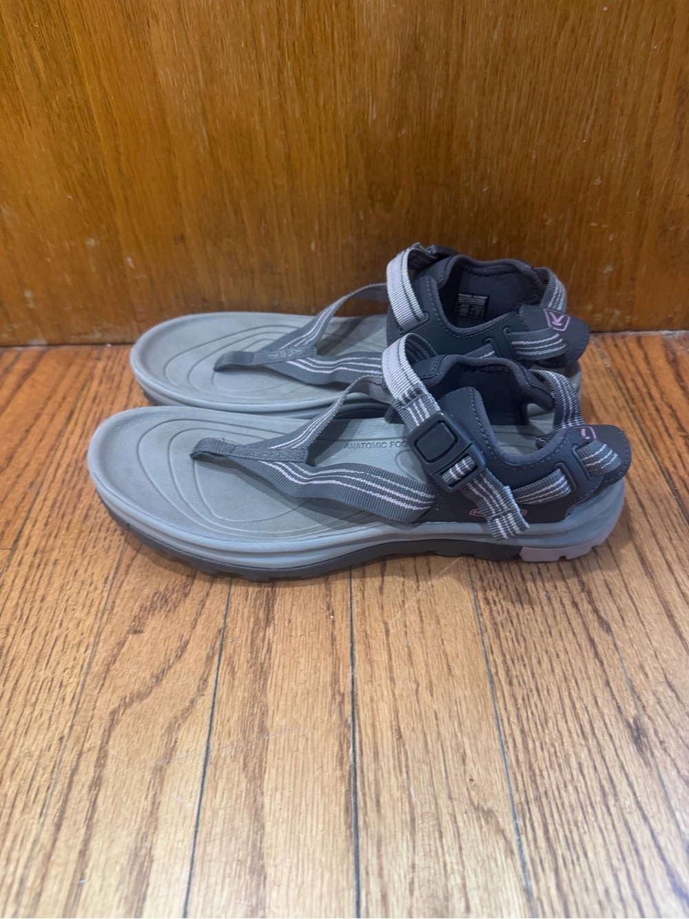 Women’s KEEN Gray Neutral Comfort Sandals Size 8.5